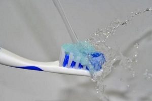 sciacquare-spazzolino-da-denti