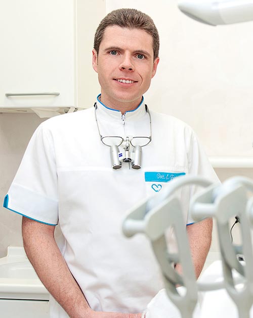 Dottore Ernesto Farina - Odontoiatra Specialista in Chirurgia Odontostomatologica, Parodontale e Ricostruttiva